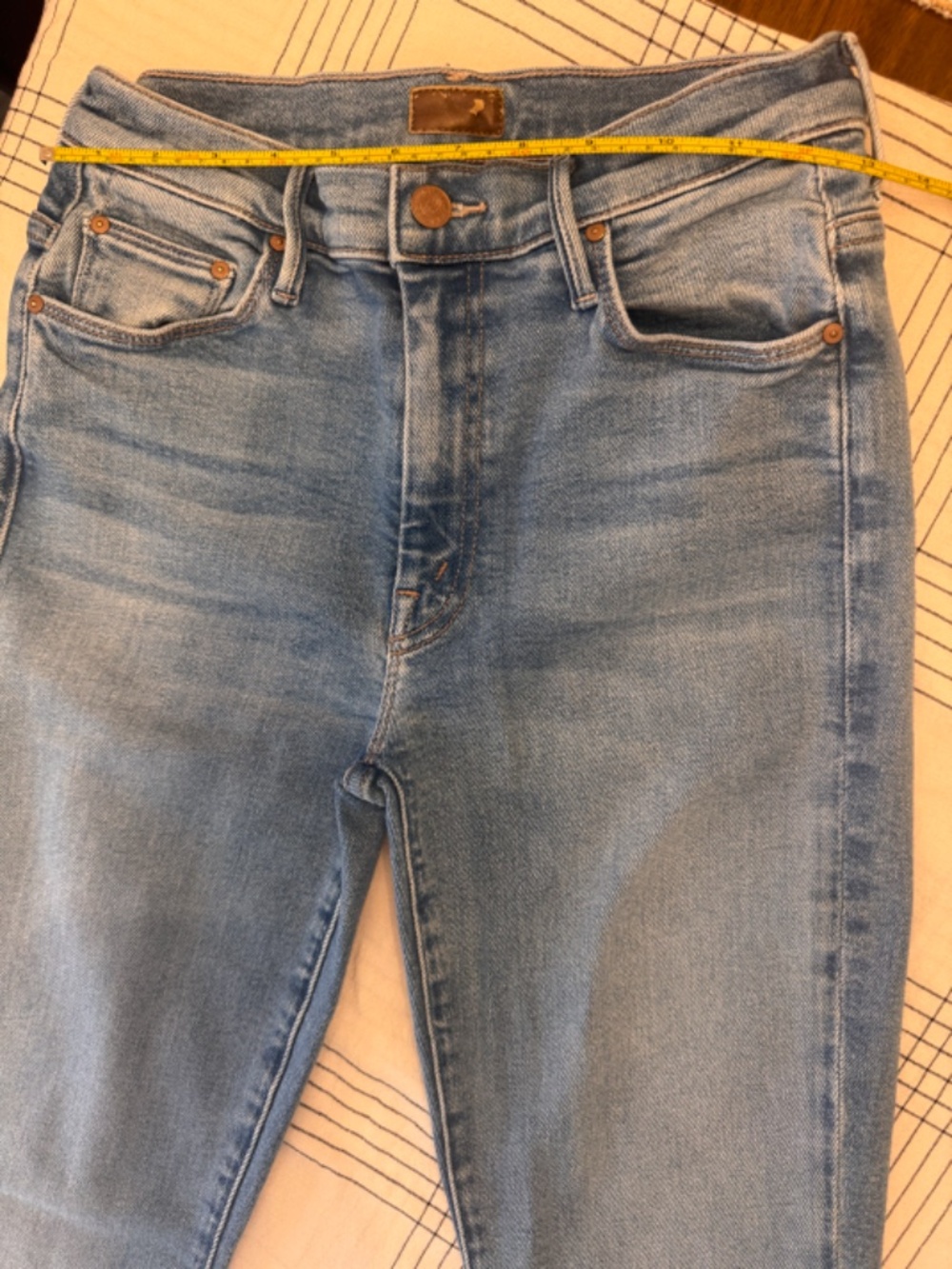 MOTHER The Weekender Jeans I Size 26 I Light Wash Flare - Picture 4 of 7